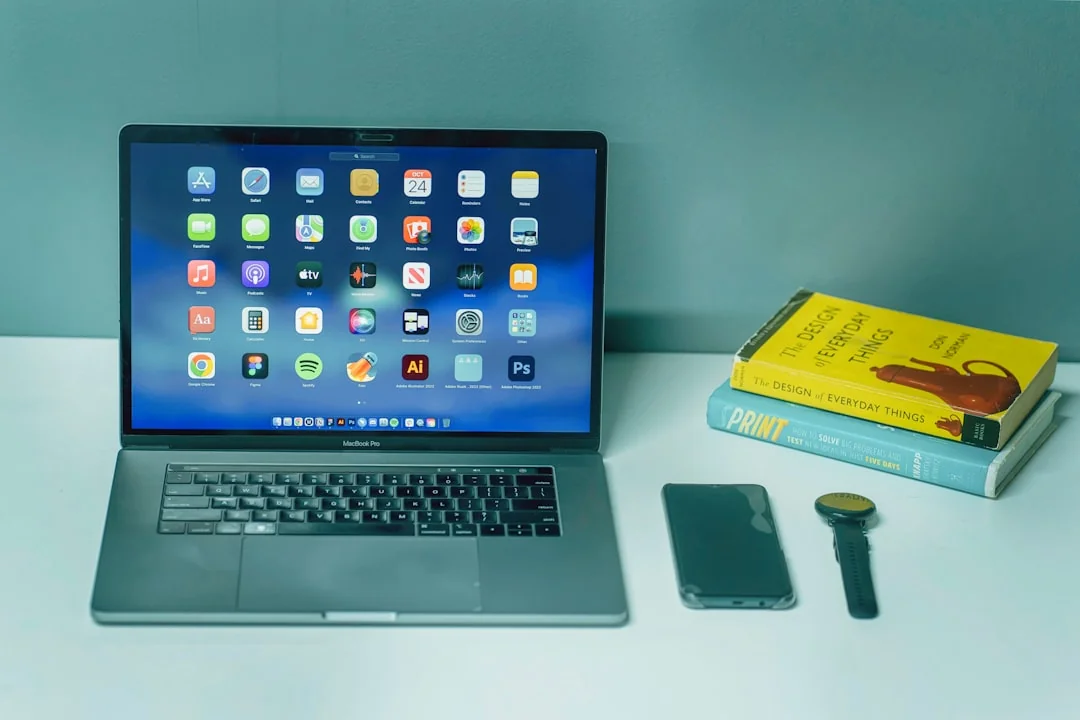 Un espace de travail contemporain présentant un ordinateur portable, une tablette et des smartphones, idéal pour un usage tech et freelance.