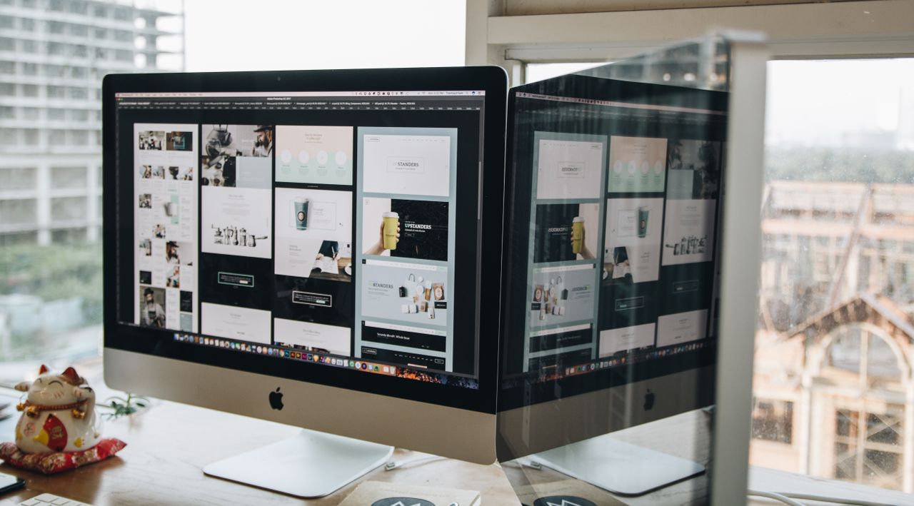 numérique Deux écrans sur un bureau, mettant en valeur le web design dans un bureau moderne.